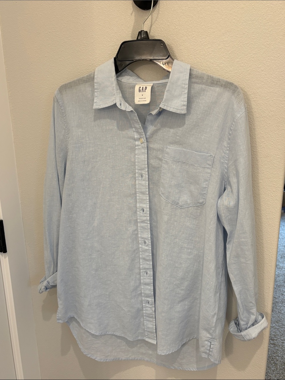 GAP women’s Pale Blue Casual Button-Down Shirt. Size Medium